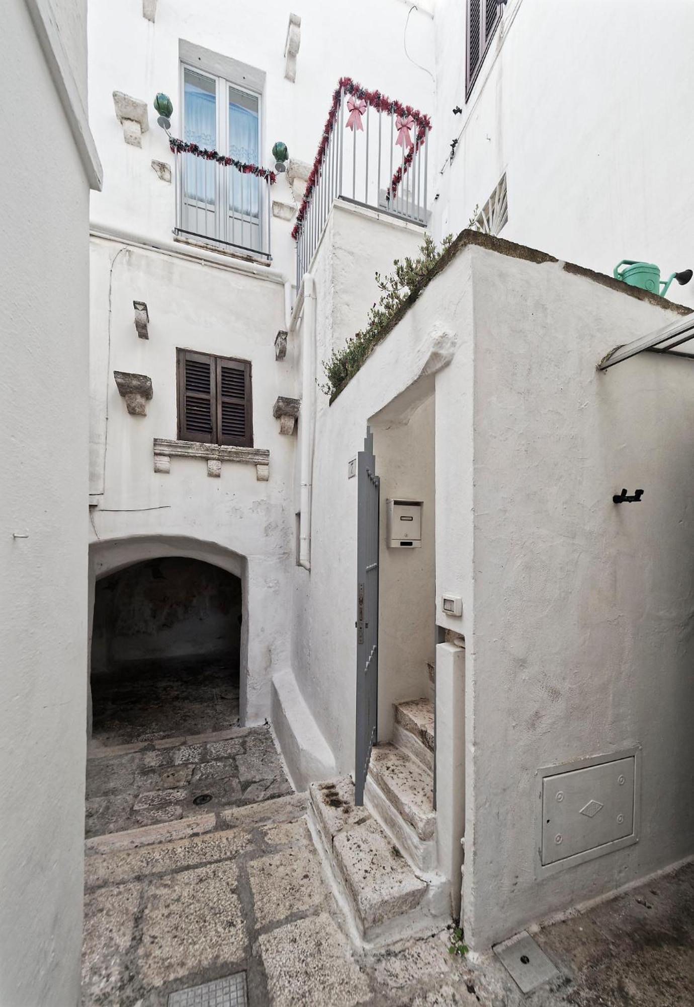 Casetta Del Vicolo Orologio Cisternino Exterior photo